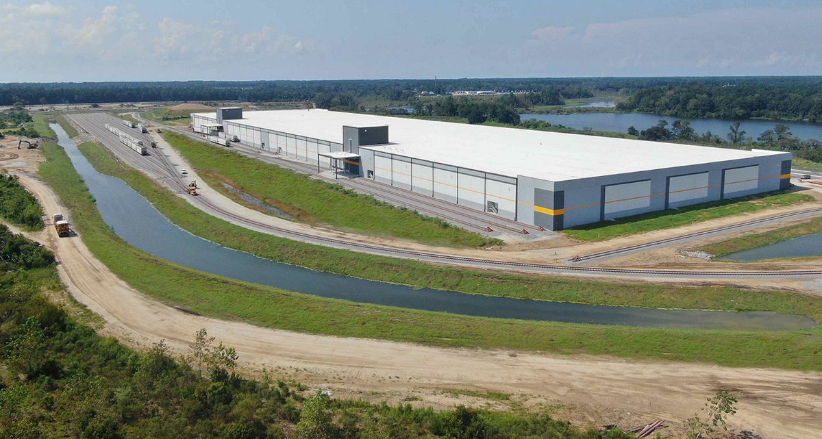 A&R Logistics will use one of the electric trucks to move cargo between the company‰ŰŞs new 615,000-square-foot export facility recently completed by Frampton Construction Company LLC in Moncks Corner and the Port of Charleston. (Photo/Frampton Construction) 