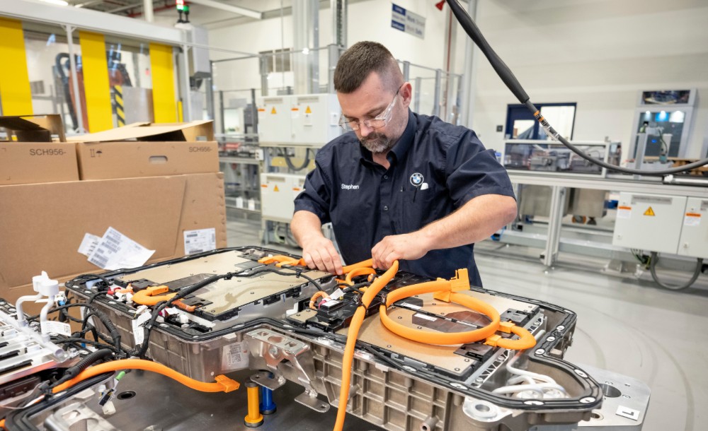 A worker assembles an electric battery for the BMW X5 xDrive45e. (Photo/Provided)