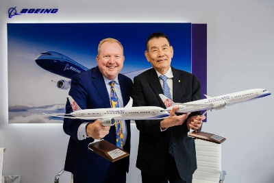 Stan Deal, president and CEO Boeing Commercial Airplanes, and Su-Chien Hsieh, chairman of China Airlines, celebrate signing the order for eight 787-9 Dreamliners at the 2023 Paris Air Show. (Photo/Boeing)