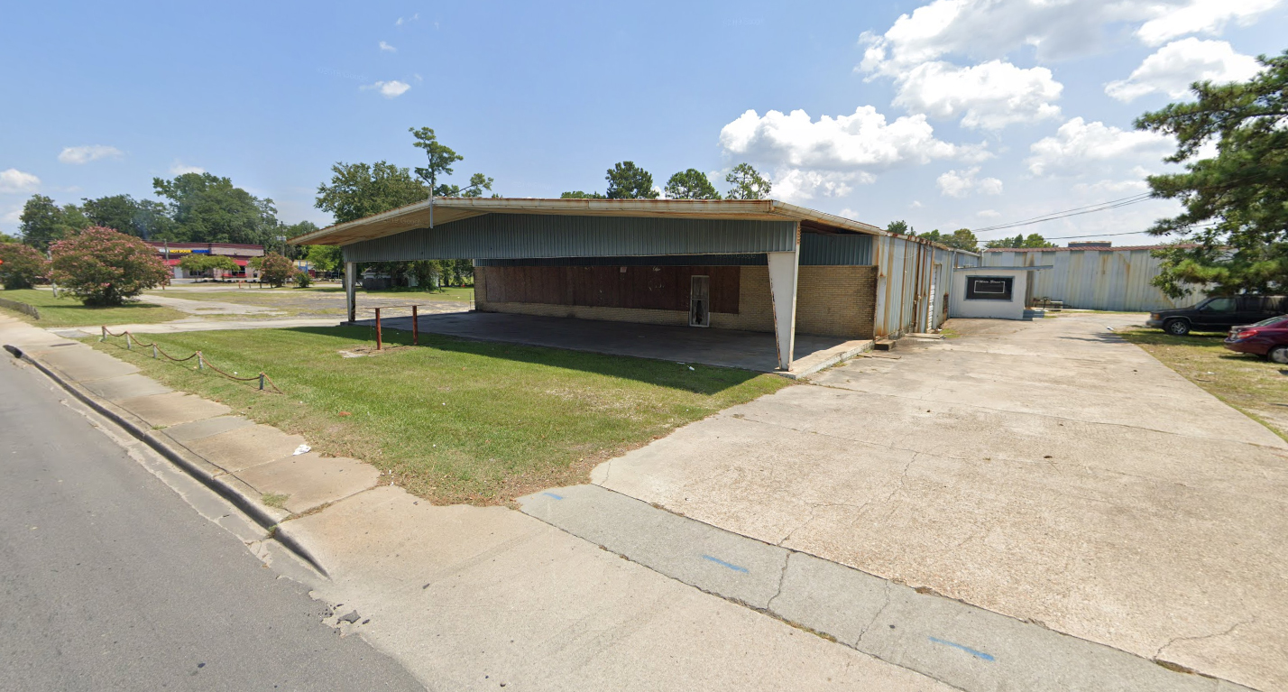 The location at 605 N. Main St. in Summerville was a car dealership, but has been abandoned since 1993. Half-Moon Outfitters hopes to repurpose and restore much of the old metal structure of the building. (Photo/Google Street View)
