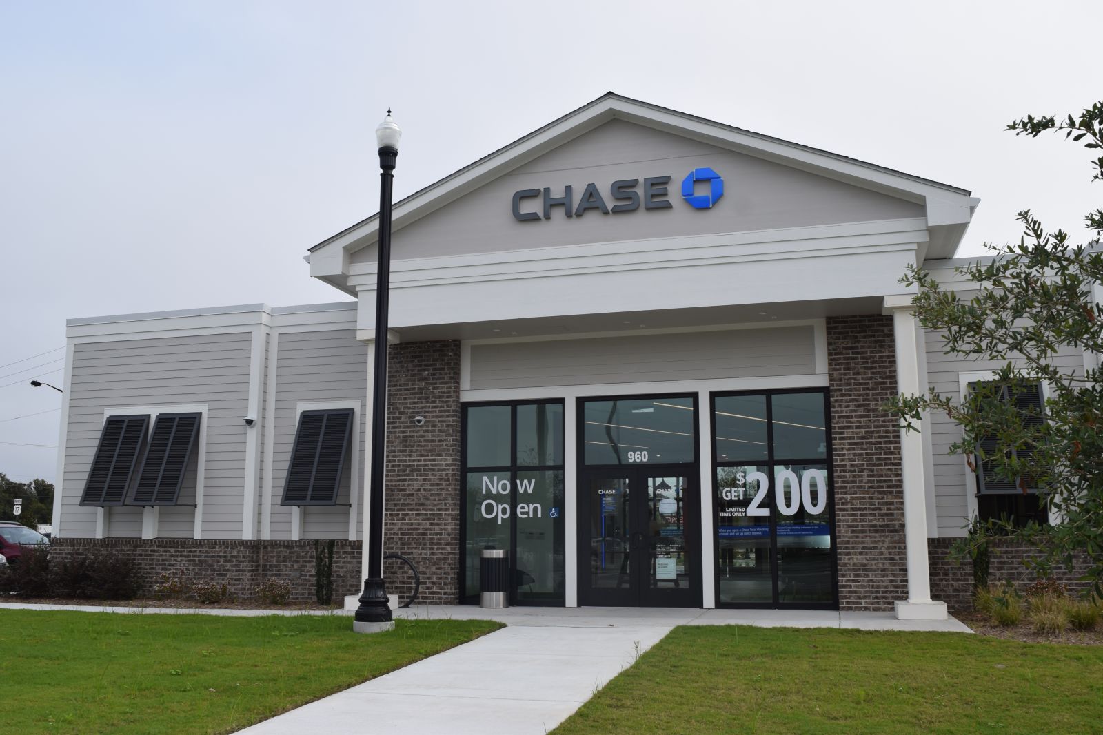 Chase‰ŰŞs new Mount Pleasant branch is open for safe, in-person and ATM transactions as well as consultations with banking professionals. (Photo/Teri Errico Griffis)