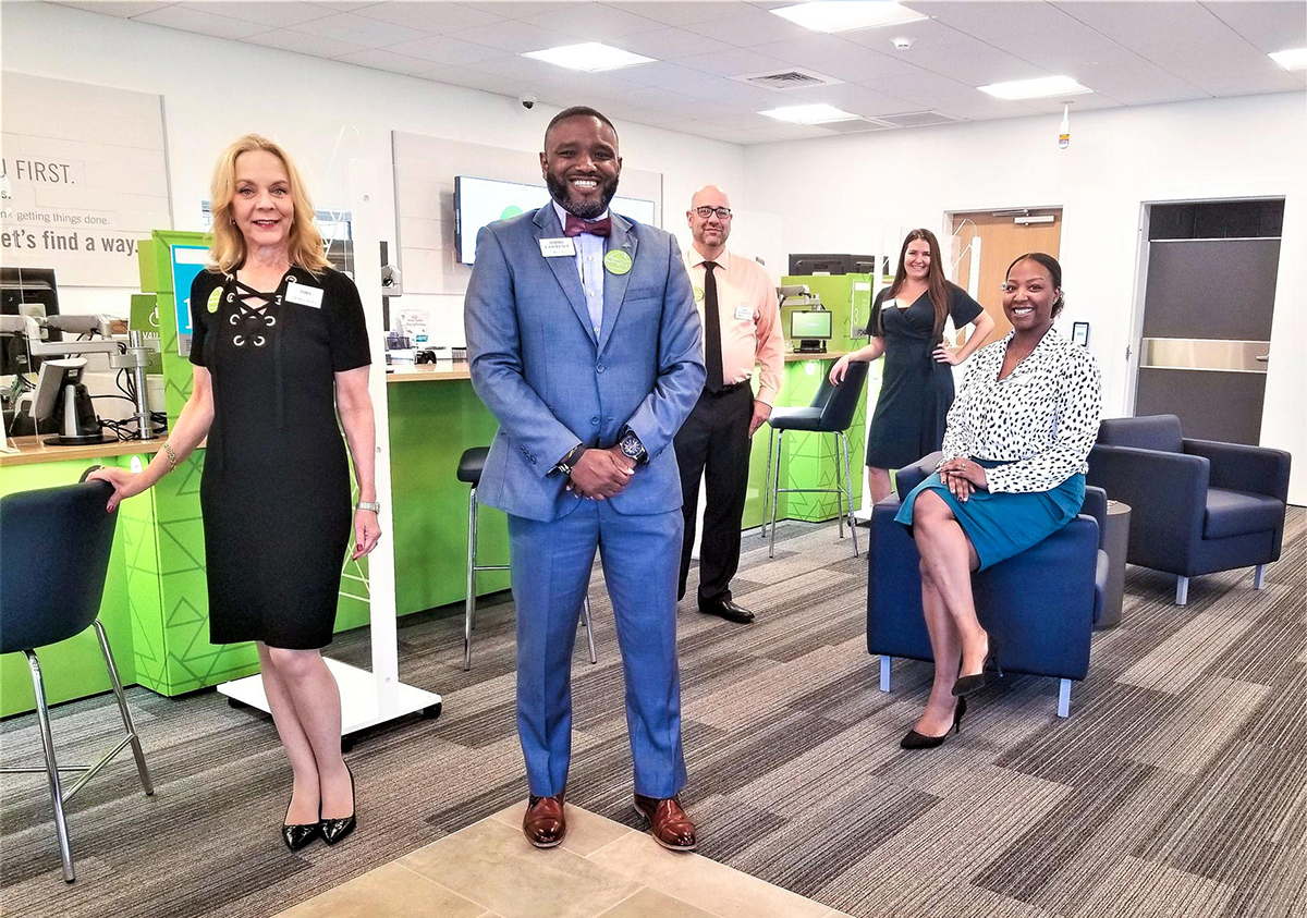 The Regions team stands ready to assist customers as they enter the doors of the new Mount Pleasant-Wando Crossing branch. (Photo/Regions Bank)