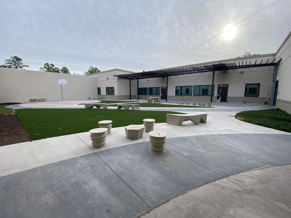 Live Oak does not look like mental health facilities of the past, as physical barriers have been removed between staffers and patients, large windows bring in natural light and two courtyards provide serene spaces for activities and meditation. (Photo/Trident Medical Center)