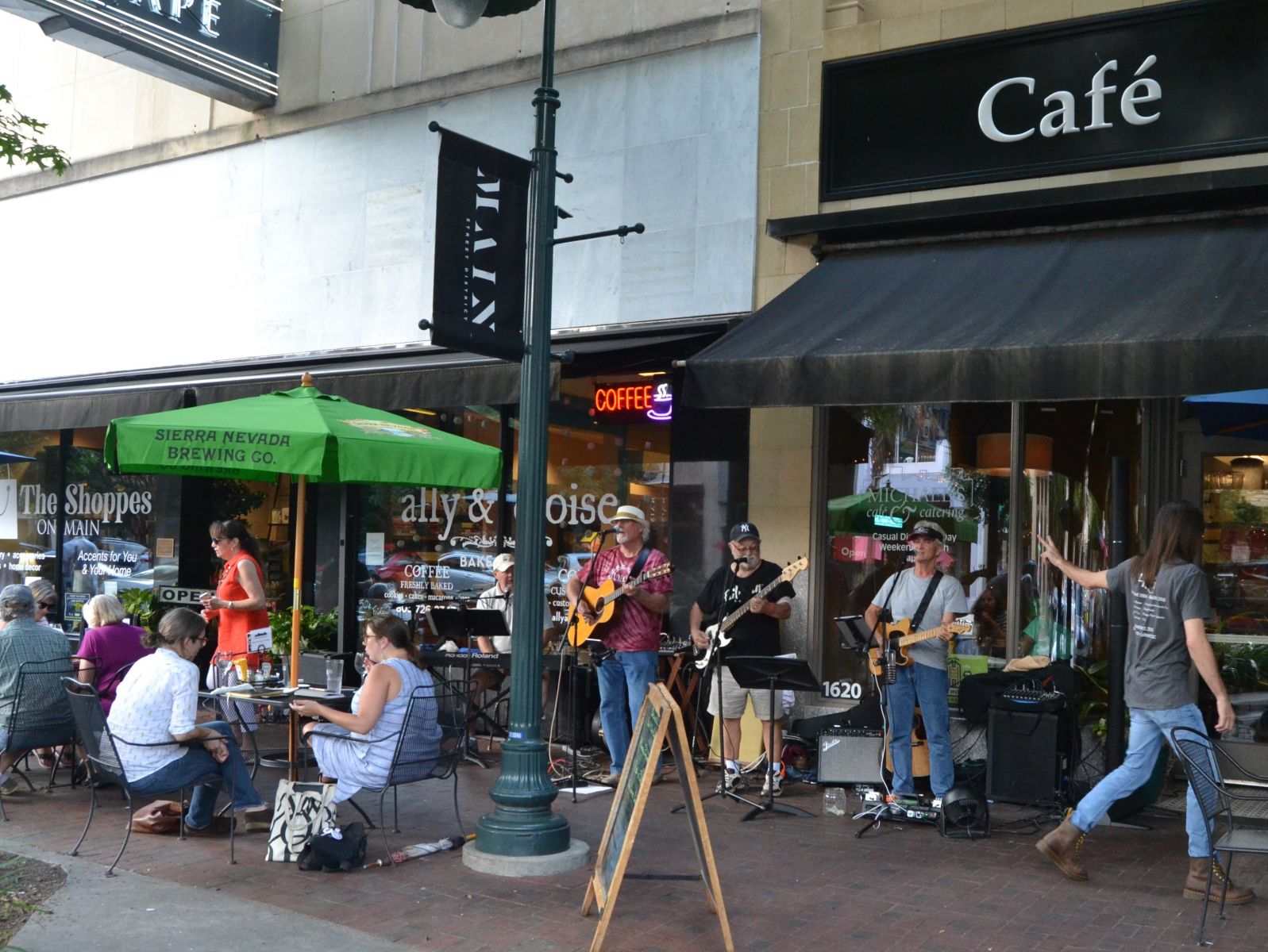 People listen to music while dining on Main Street during a recent First Thursday. (Photo/Melinda Waldrop)